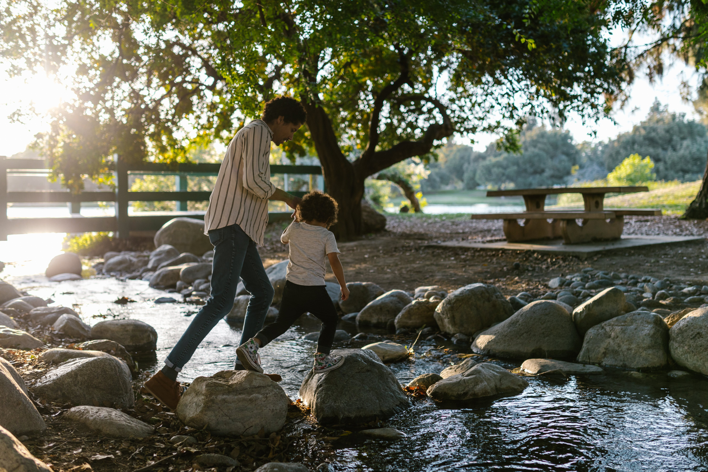Padre e hijo cruzando un río