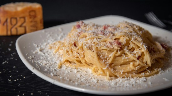 Espaguetis a la carbonara con guanciale y huevo