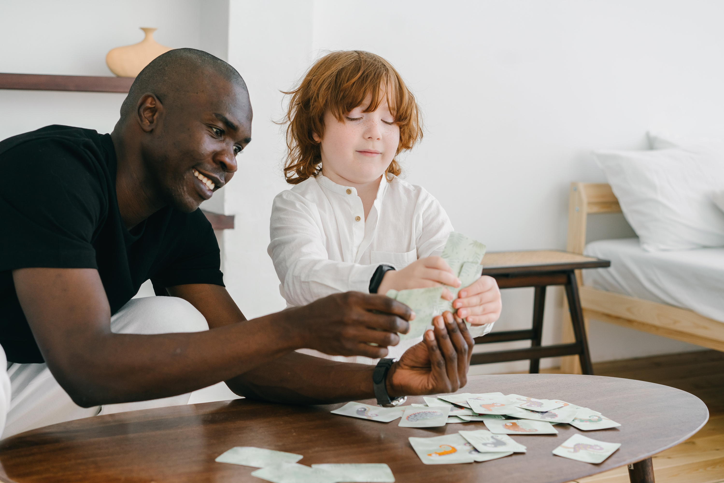 Padre e hijo jugando a emparejar tarjetas