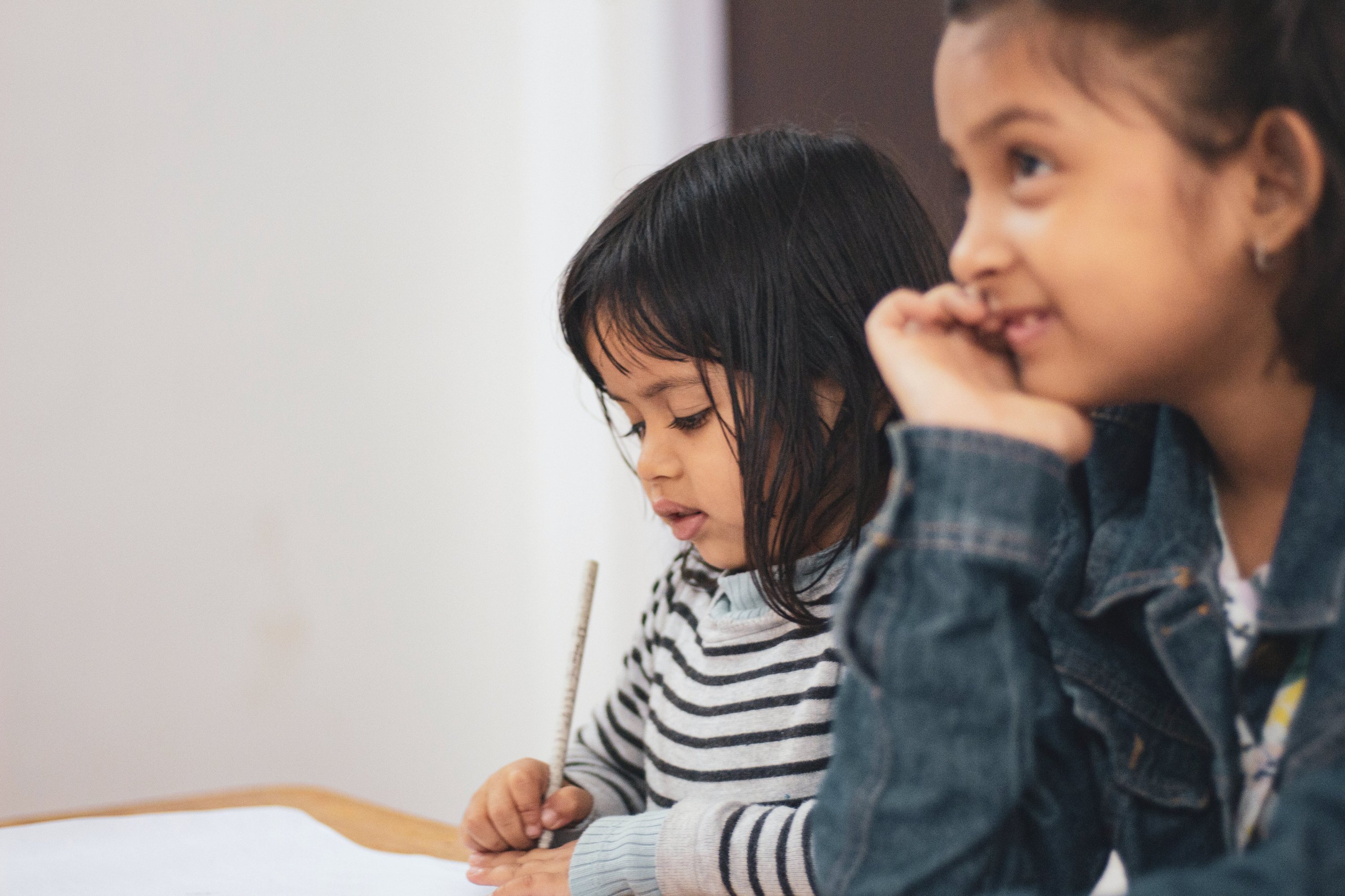 Niñas prestando atención en clase