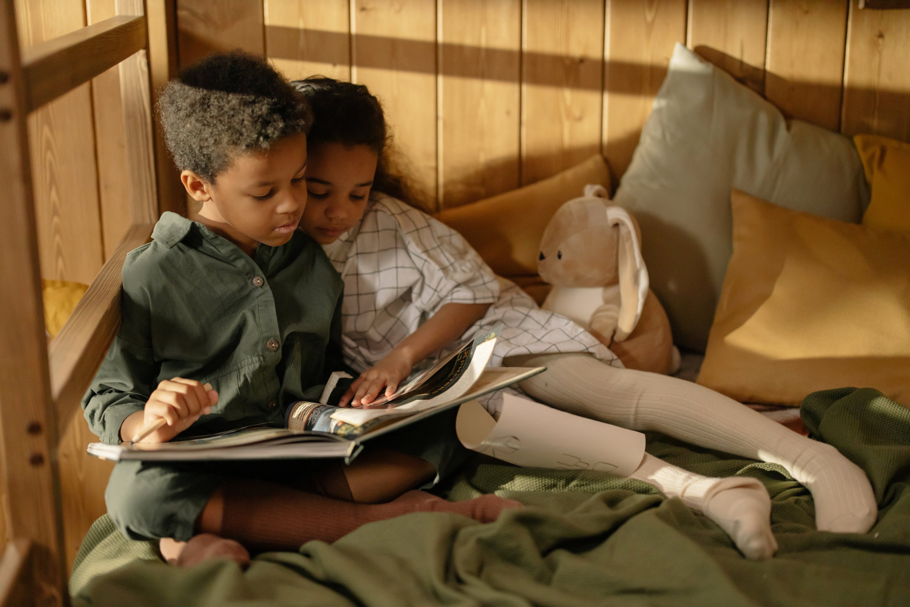 Hermanos leyendo un cuento