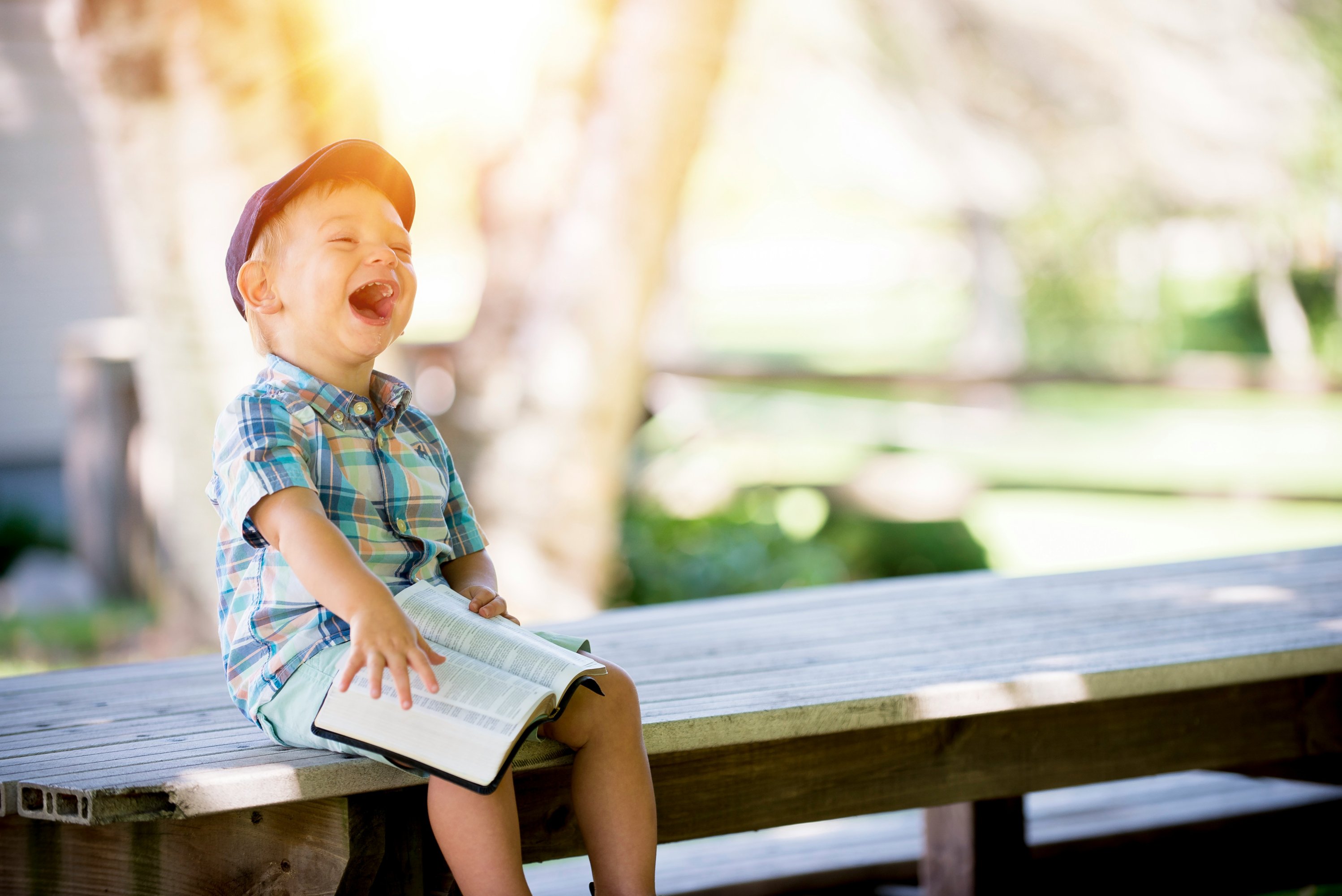 Niño leyendo feliz