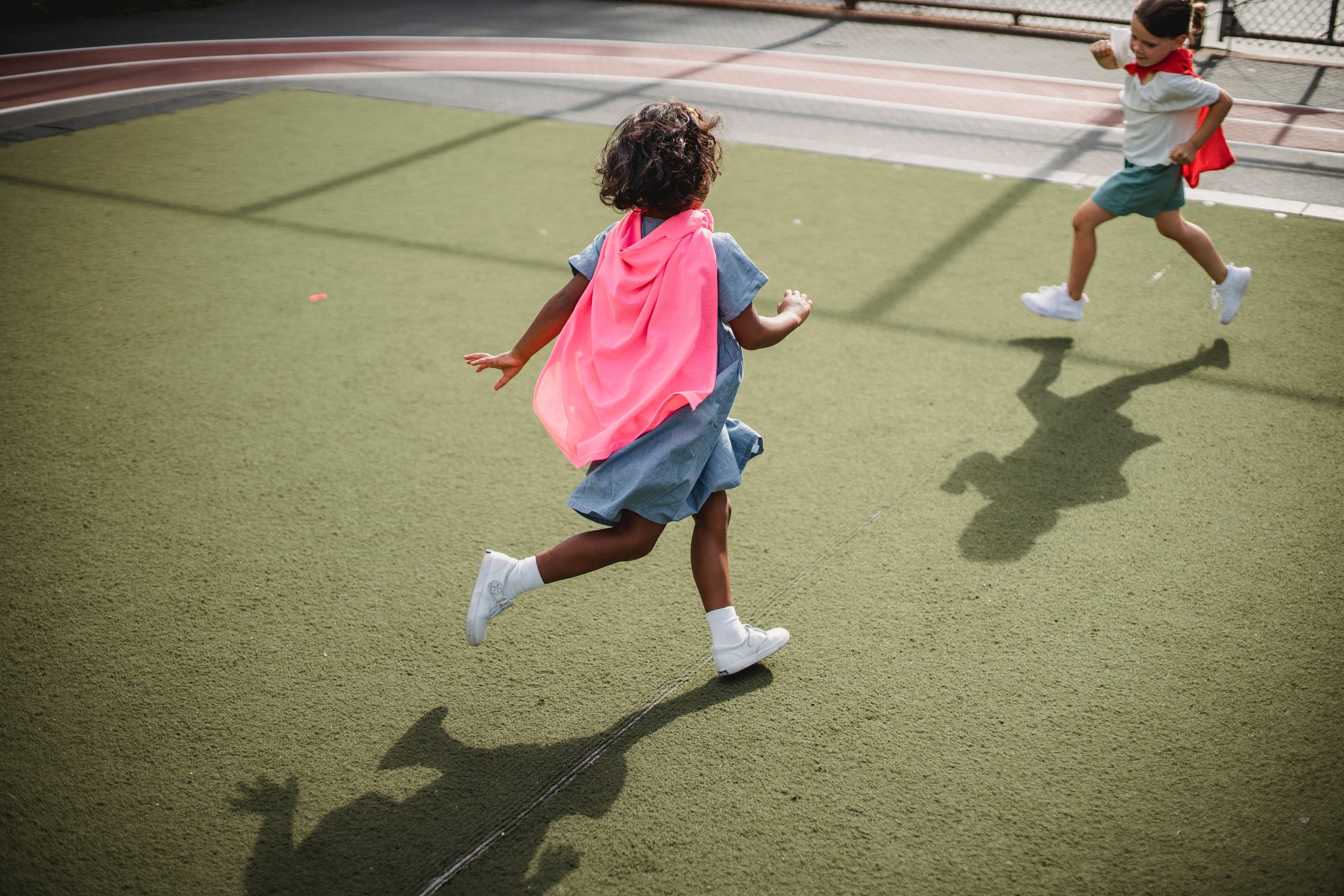 Niñas jugando al aire libre