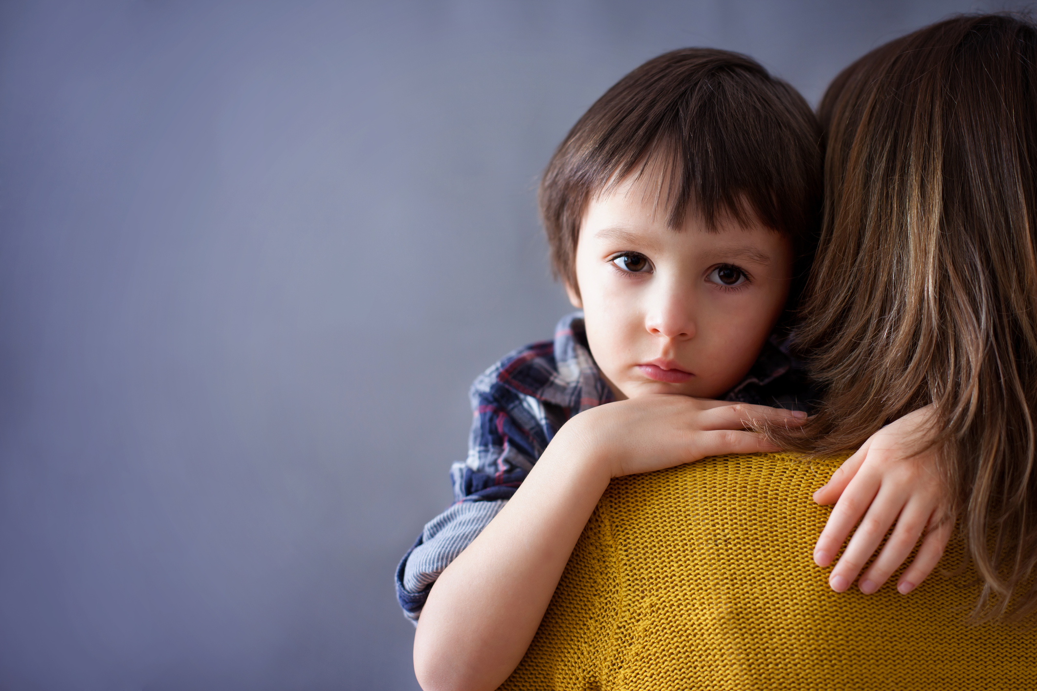Niño en brazos de su madre