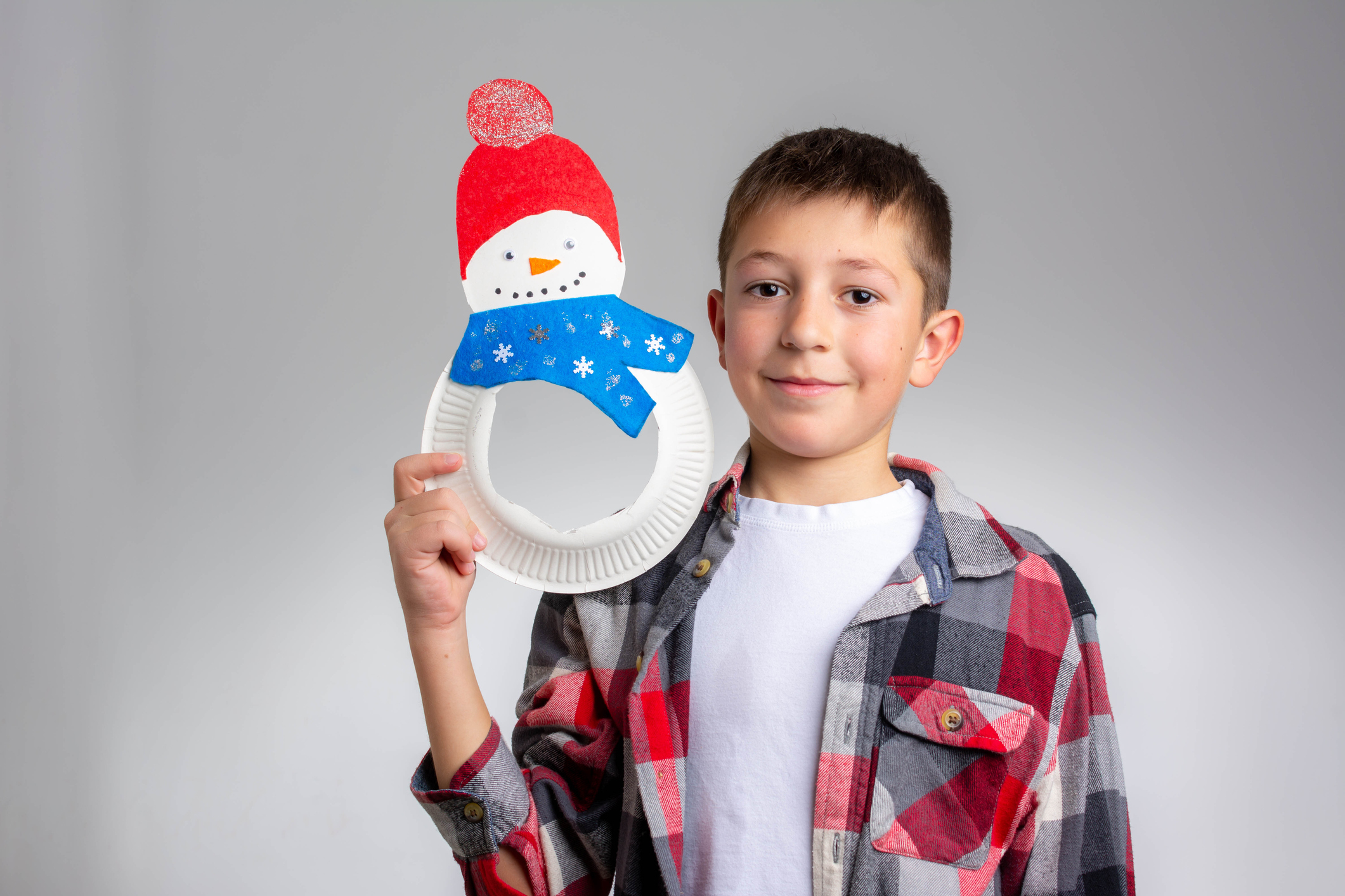 Niño con su muñeco de nieve