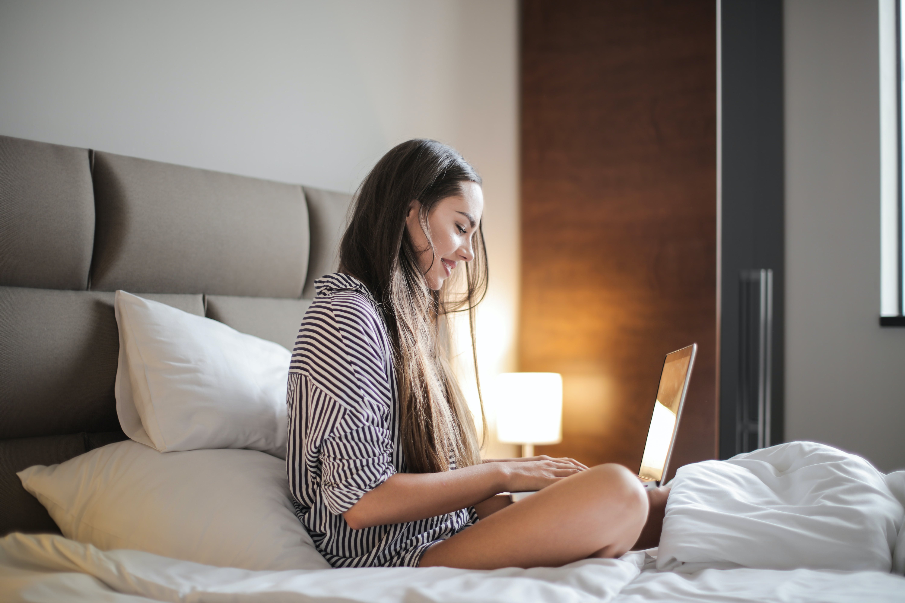Mujer haciendo shopping online