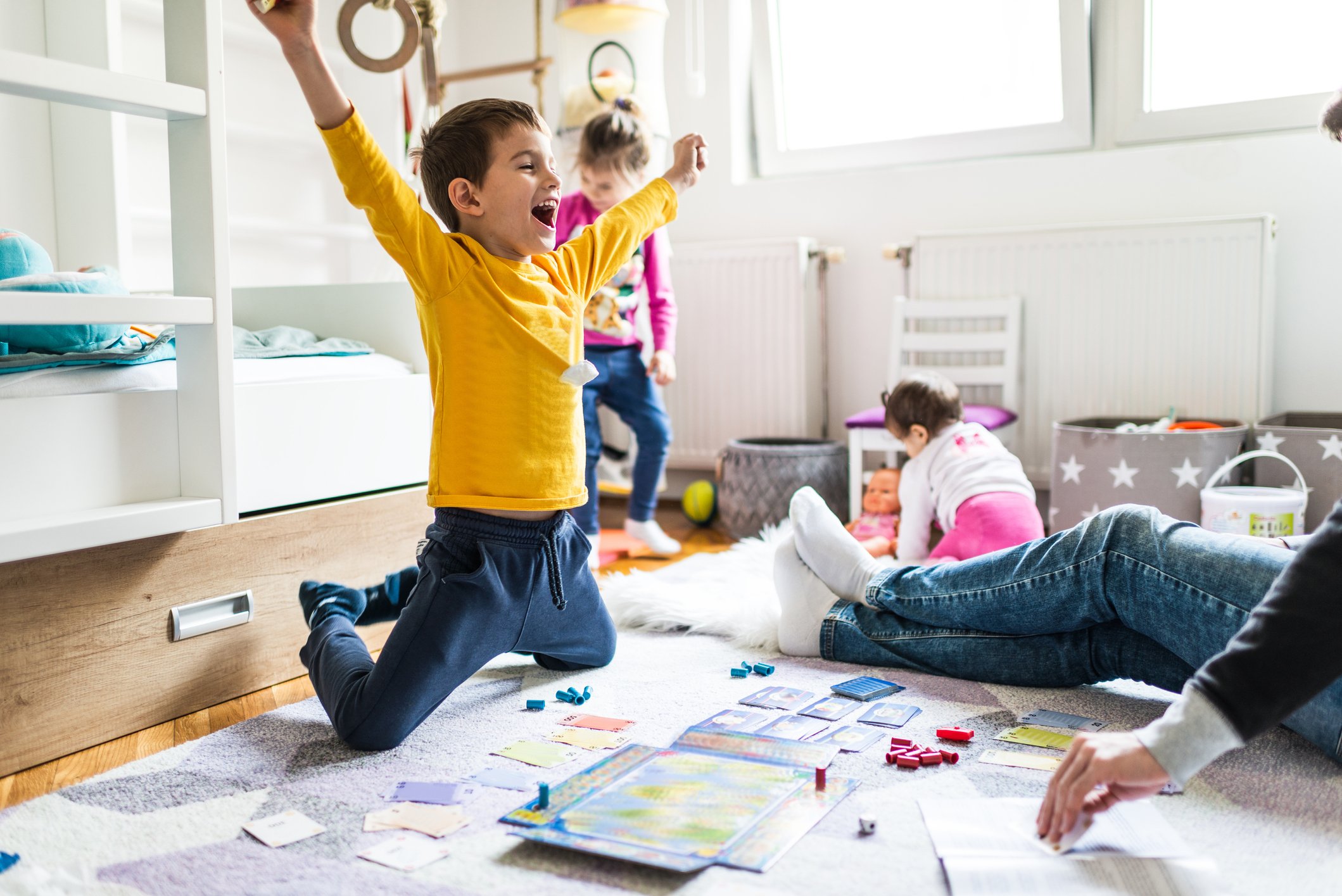 Familia jugando a juegos de mesa en casa