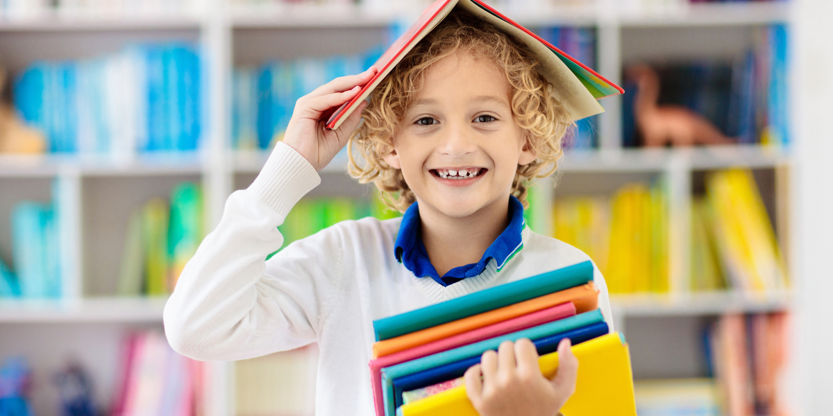 Niño TEA con libros