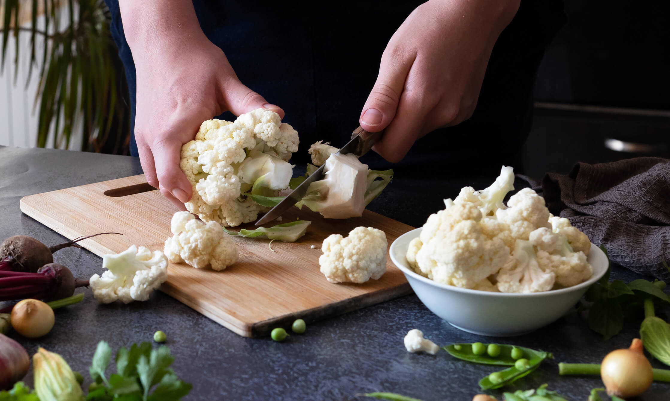 Mujer cortando coliflor