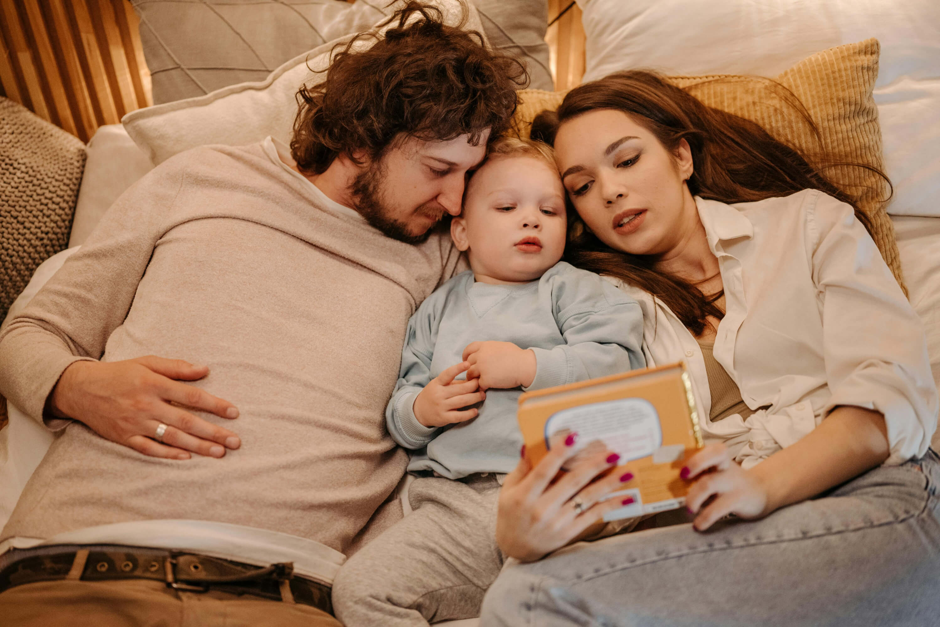 Padres leen con su hijo