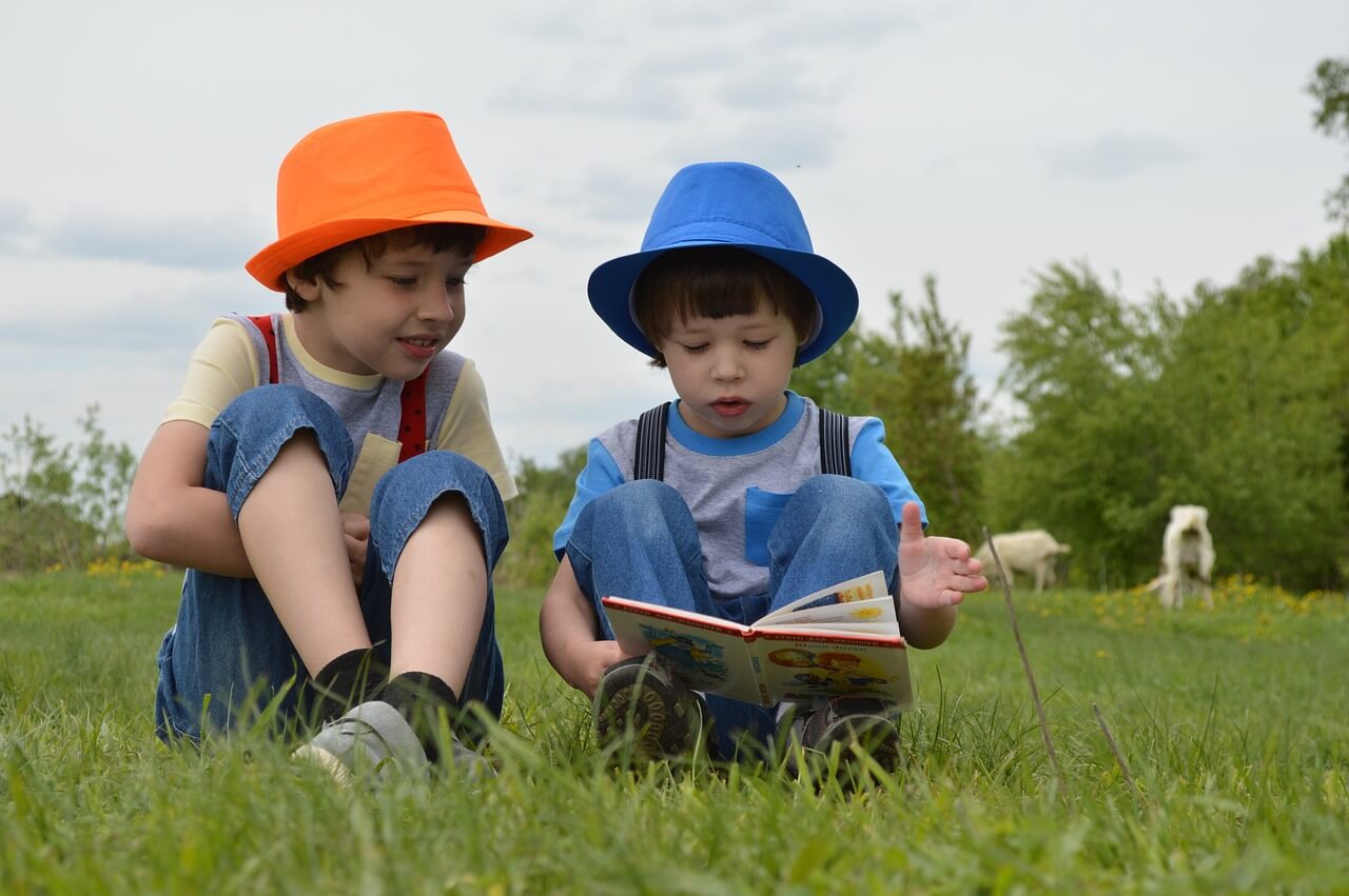 Niños leyendo en la naturaleza