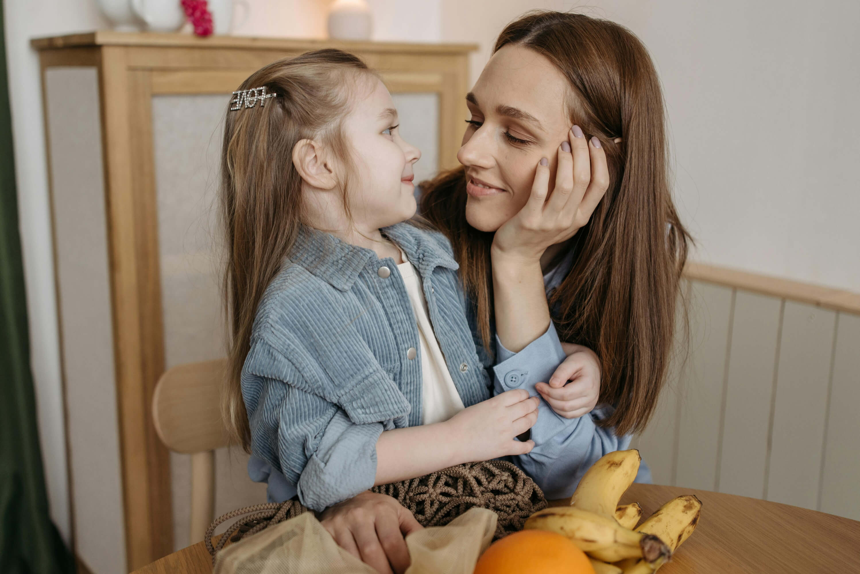 Madre e hija mirándose y sonriendo