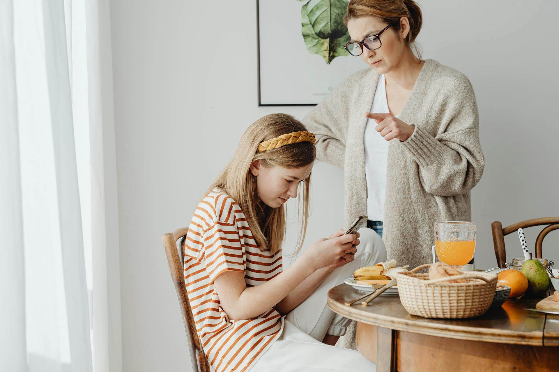 Madre llamando la atención de su hija adolescente