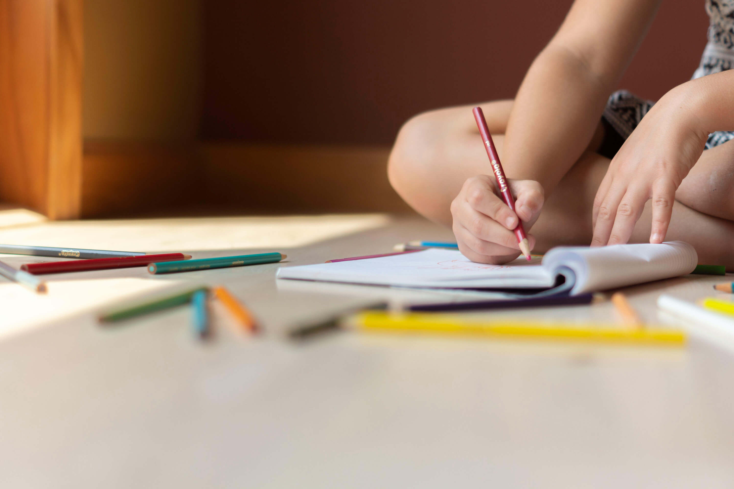 Niña pintando