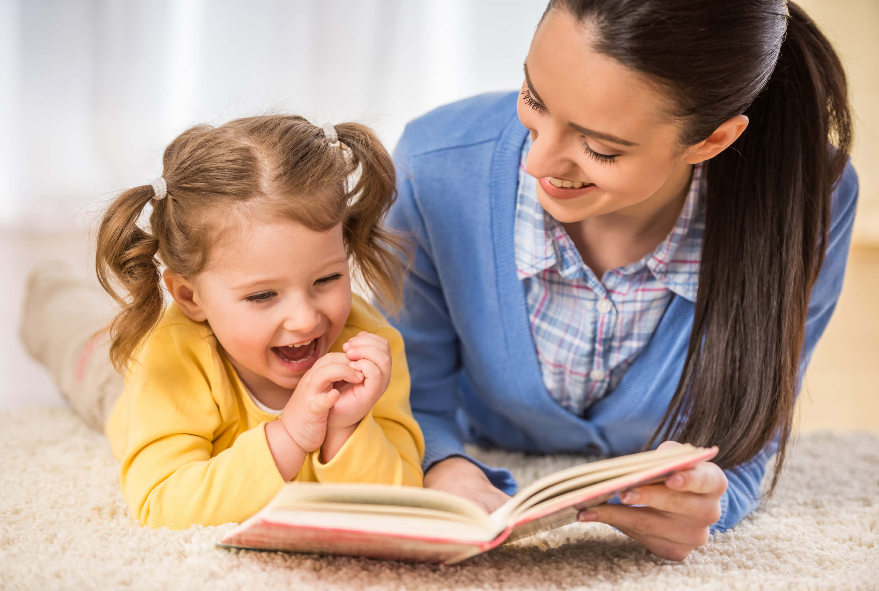 Niña aprendiendo a leer.
