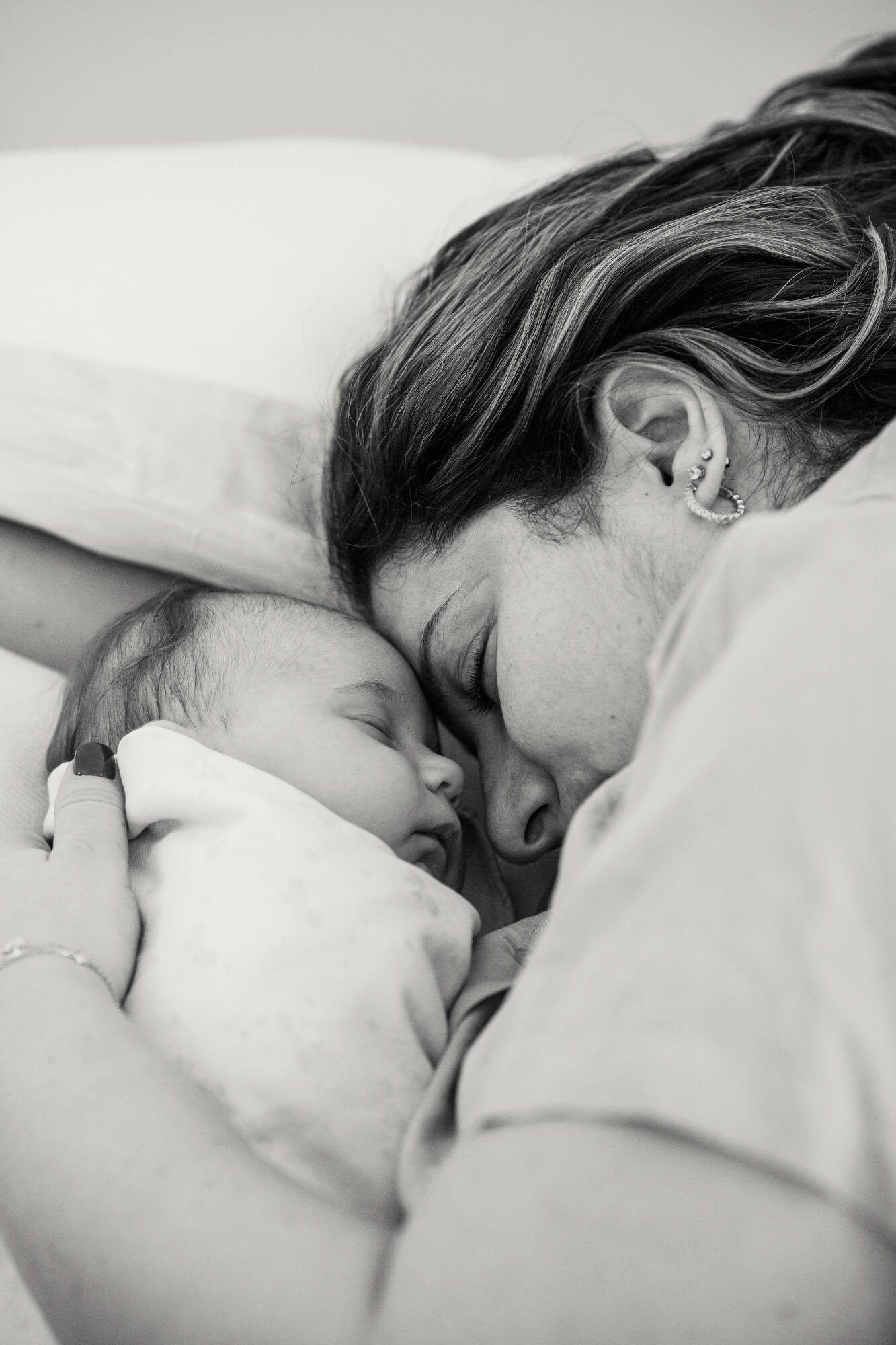 Madre abrazando a su bebé recién nacido