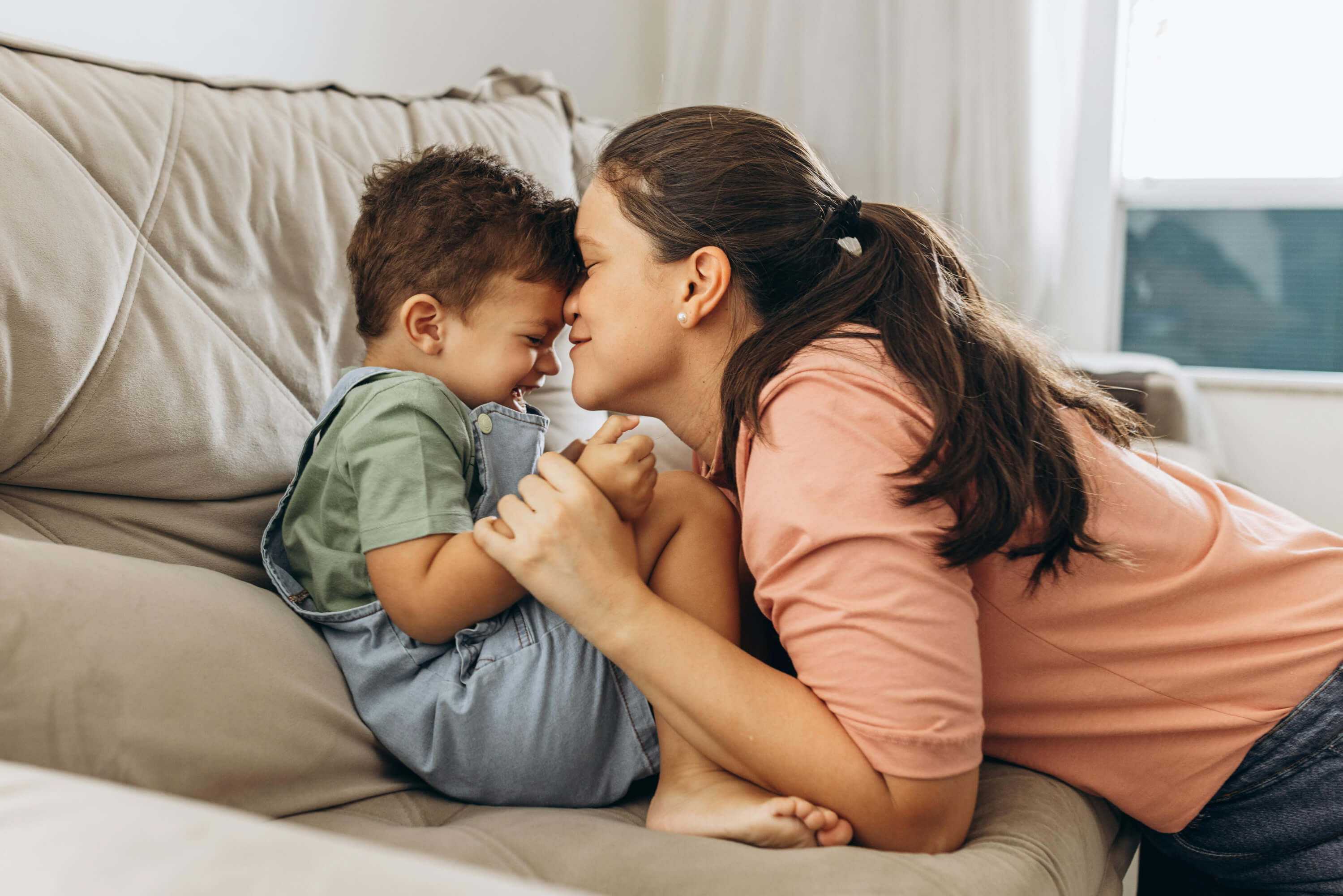 Madre acariciando a su hijo