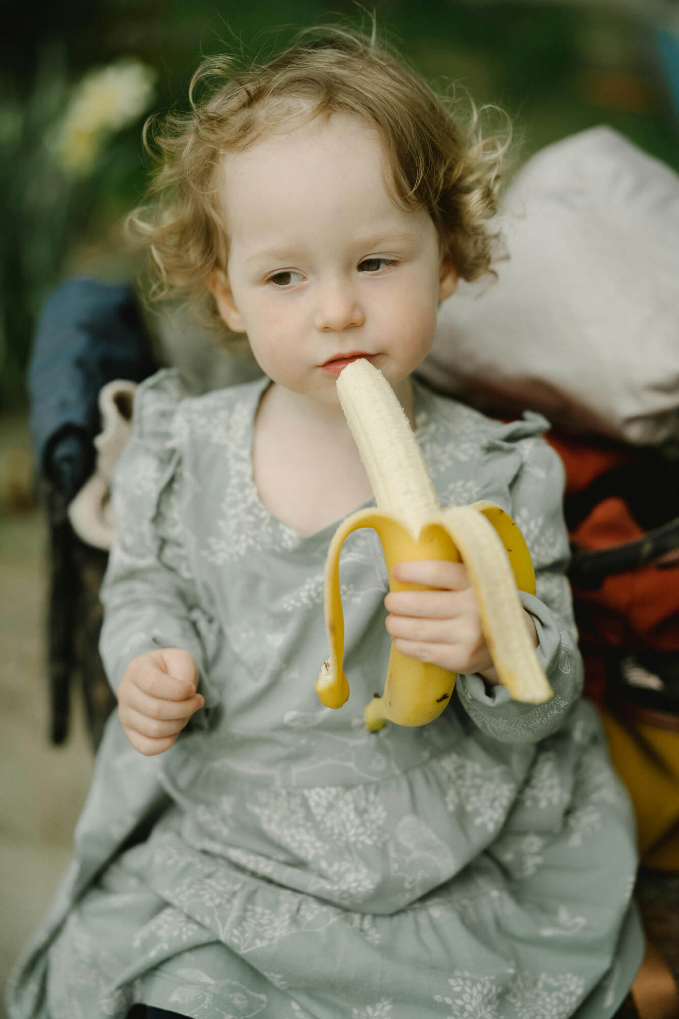 Niña comiendo un plátano