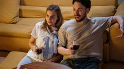 Pareja viendo una serie