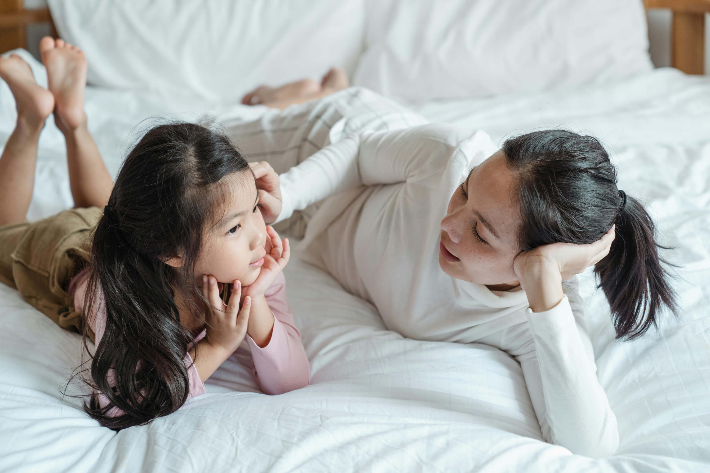 Madre e hija hablando