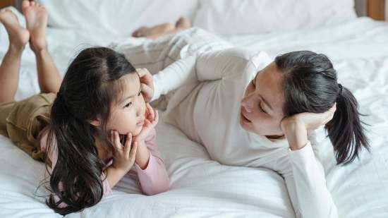 Madre e hija hablando