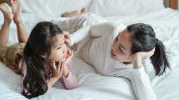 Madre e hija hablando