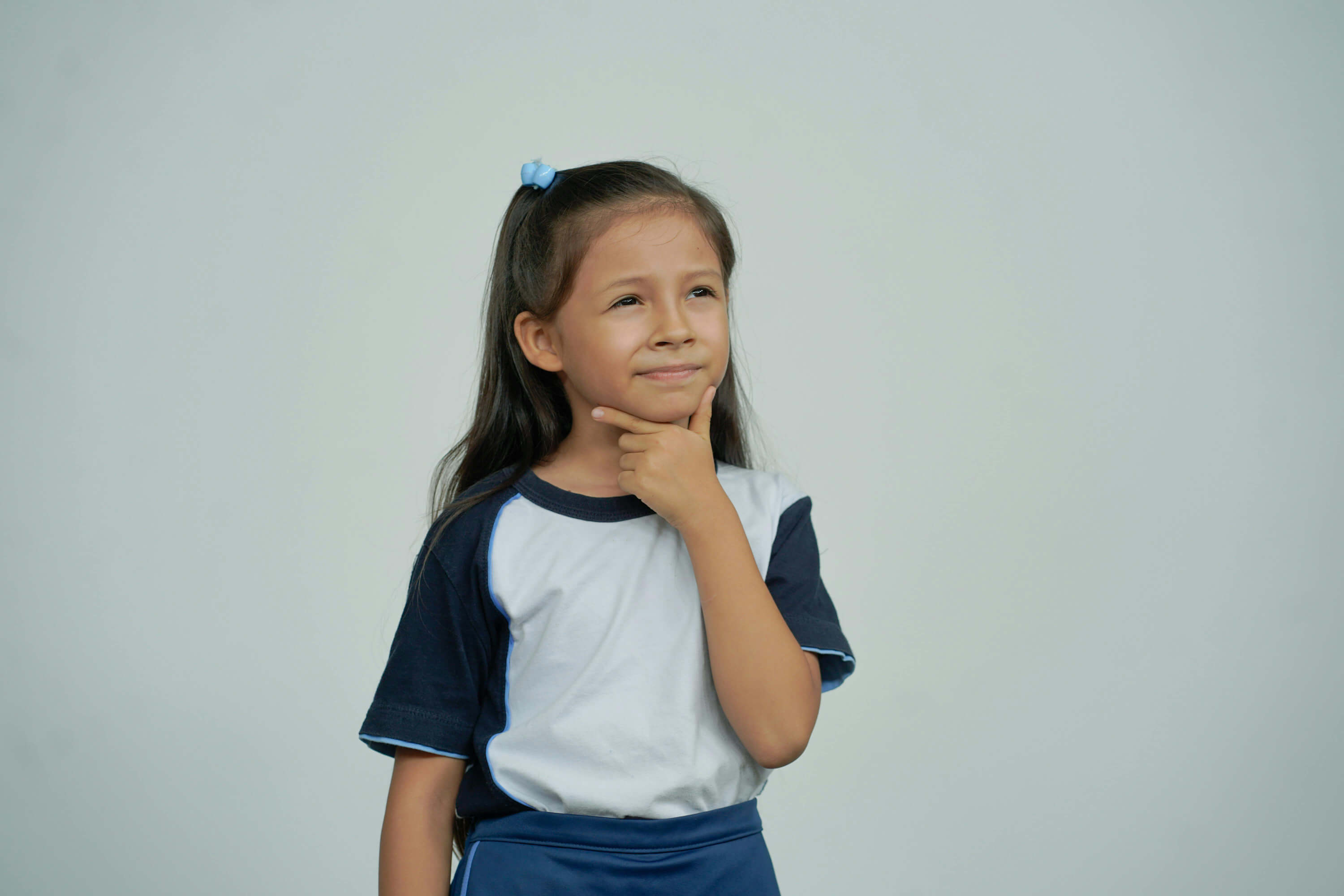 Niña pensando