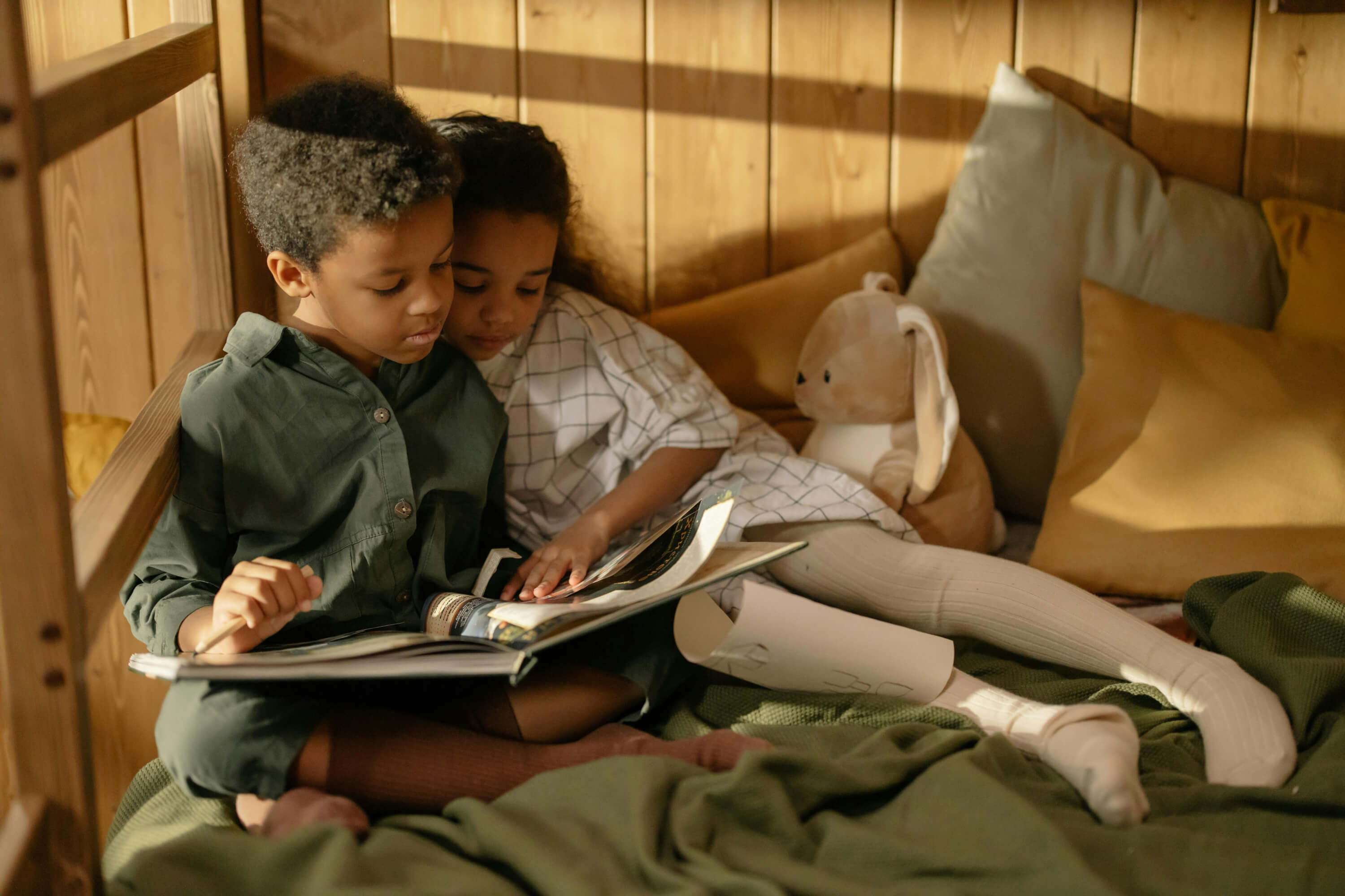 Niños leyendo un cuento