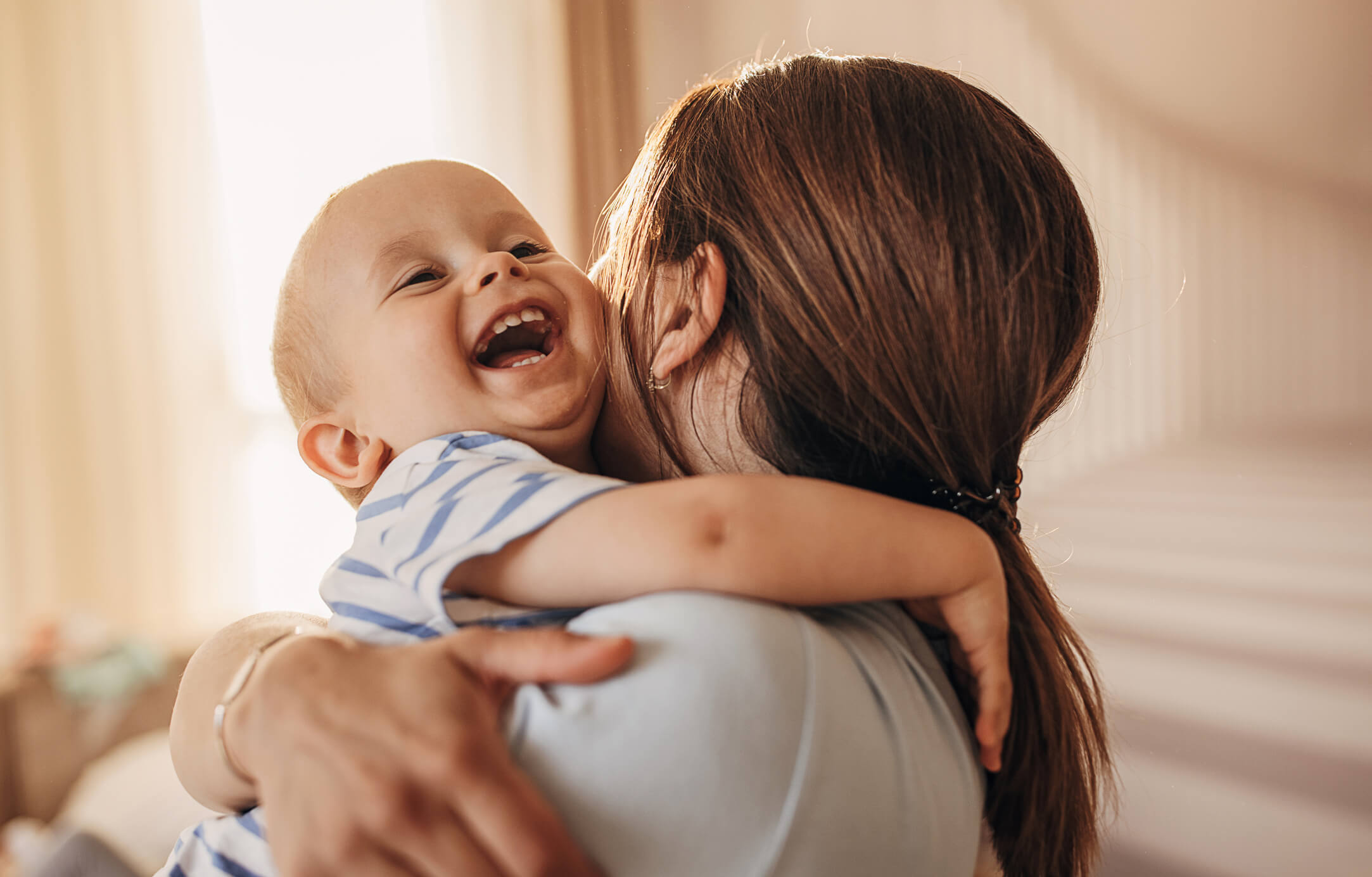Bebé abrazando a su madre