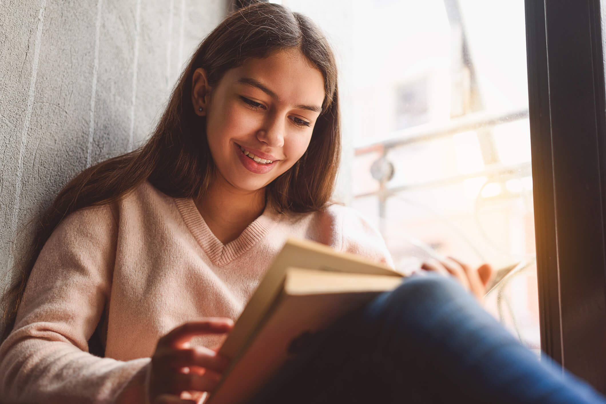 Adolescente leyendo un libro de poesía
