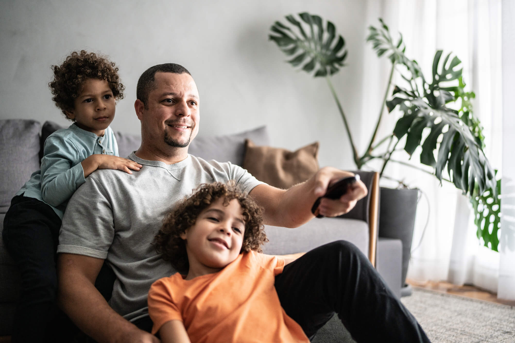 Padre e hijos viendo una película