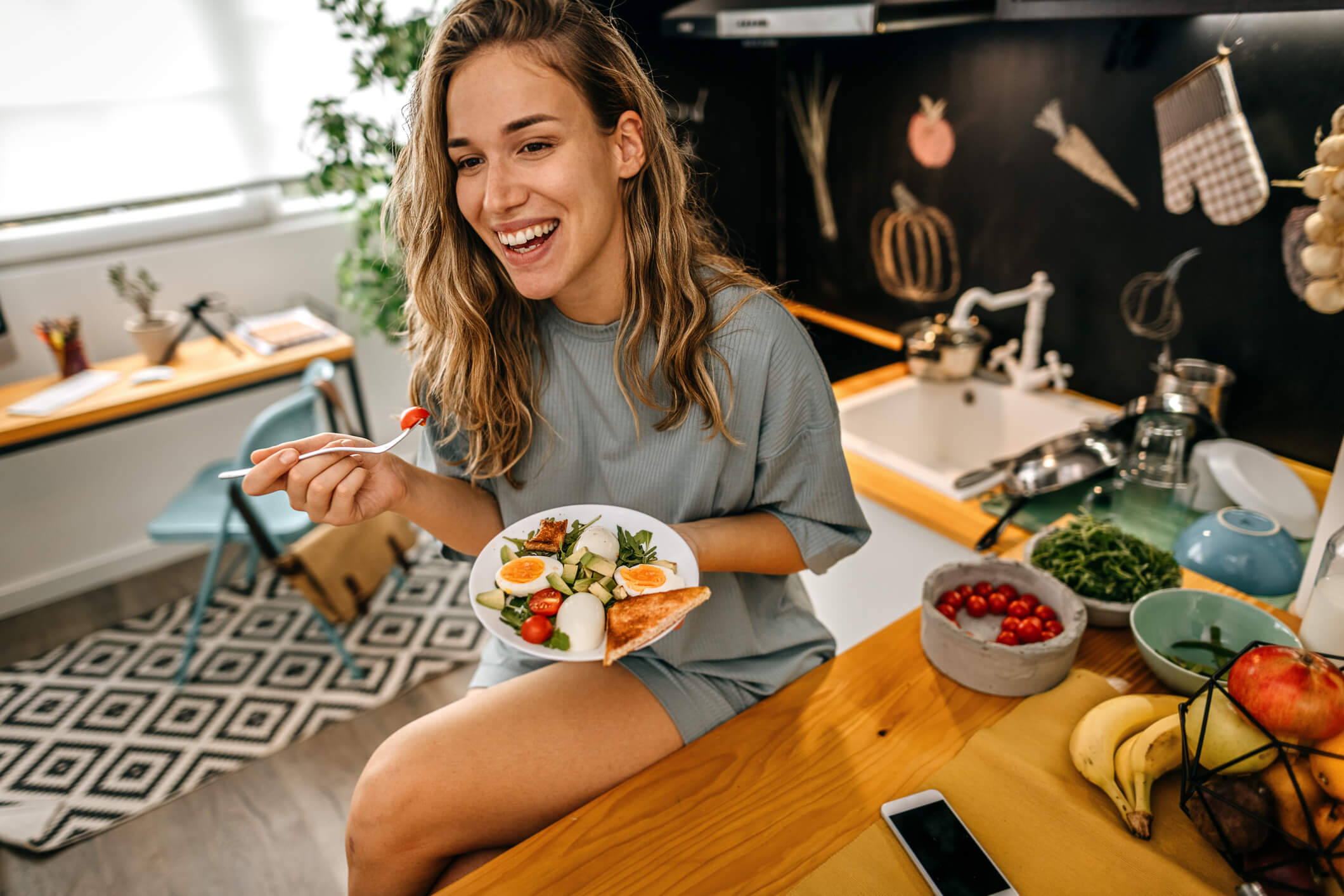 Mujer disfrutando de una comida saludable