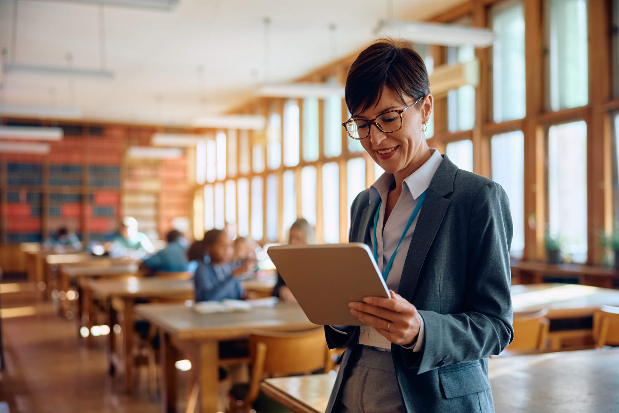 Directora del colegio con una tablet