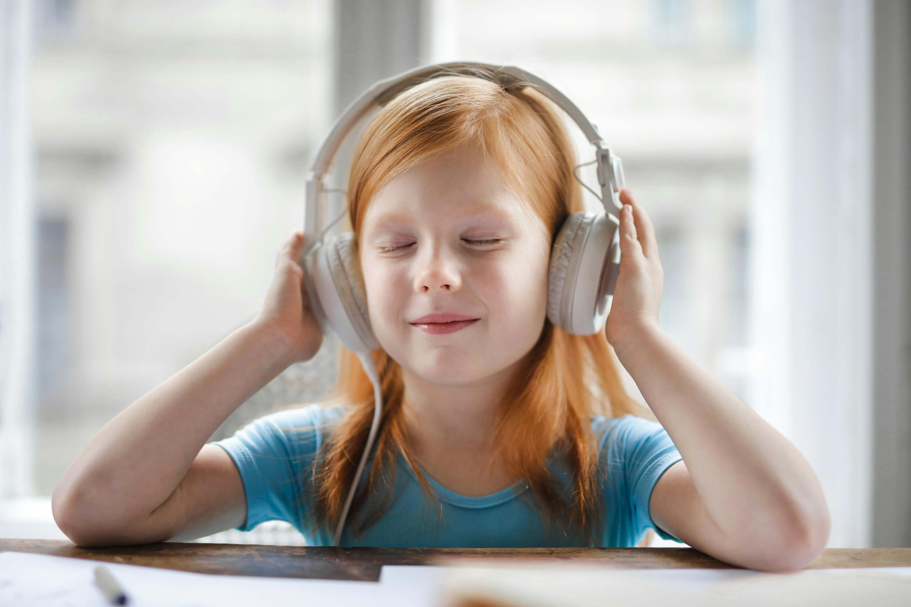 Niña escuchando audiolibro