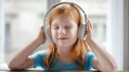 Niña escuchando audiolibro