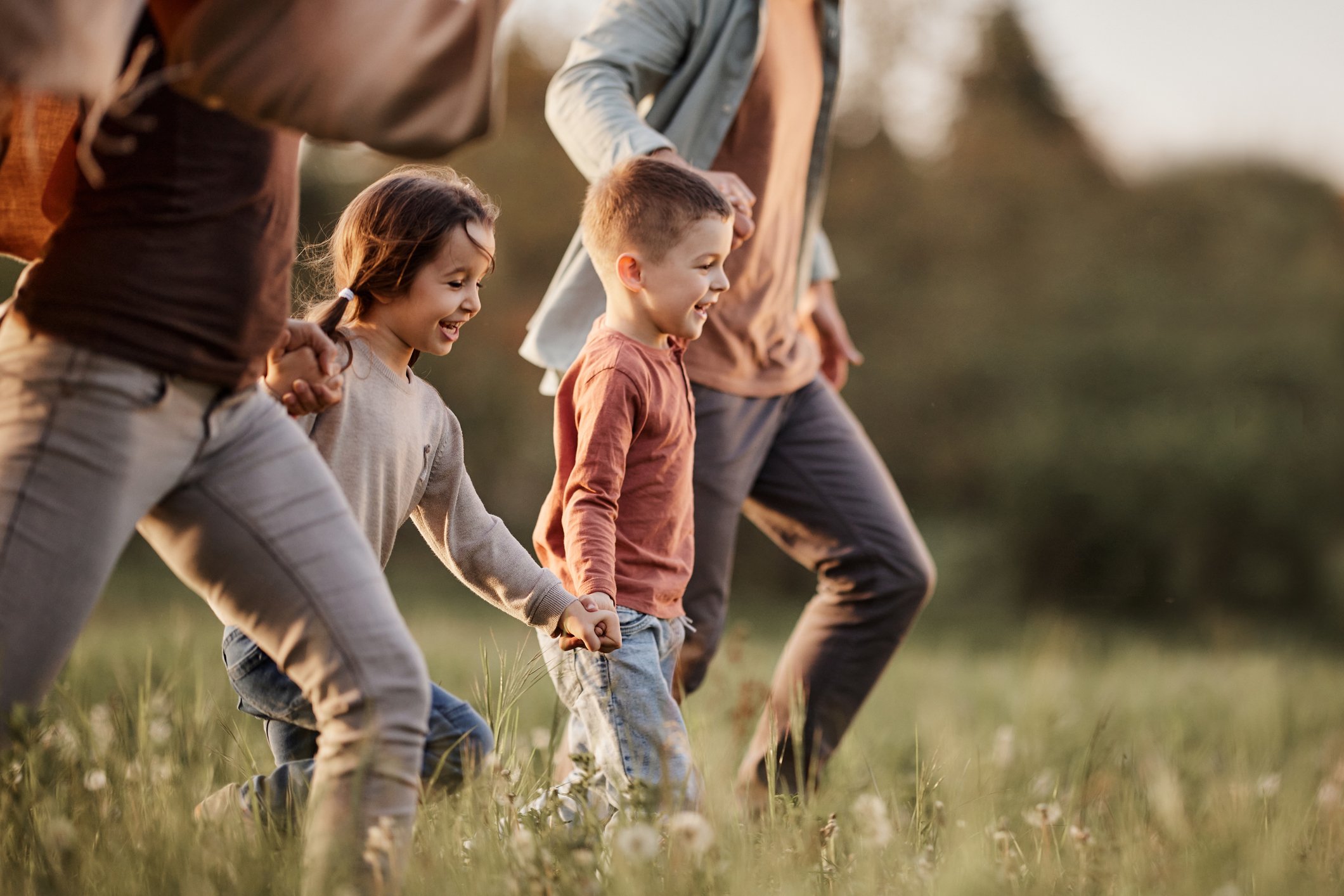 Familia paseando por el campo