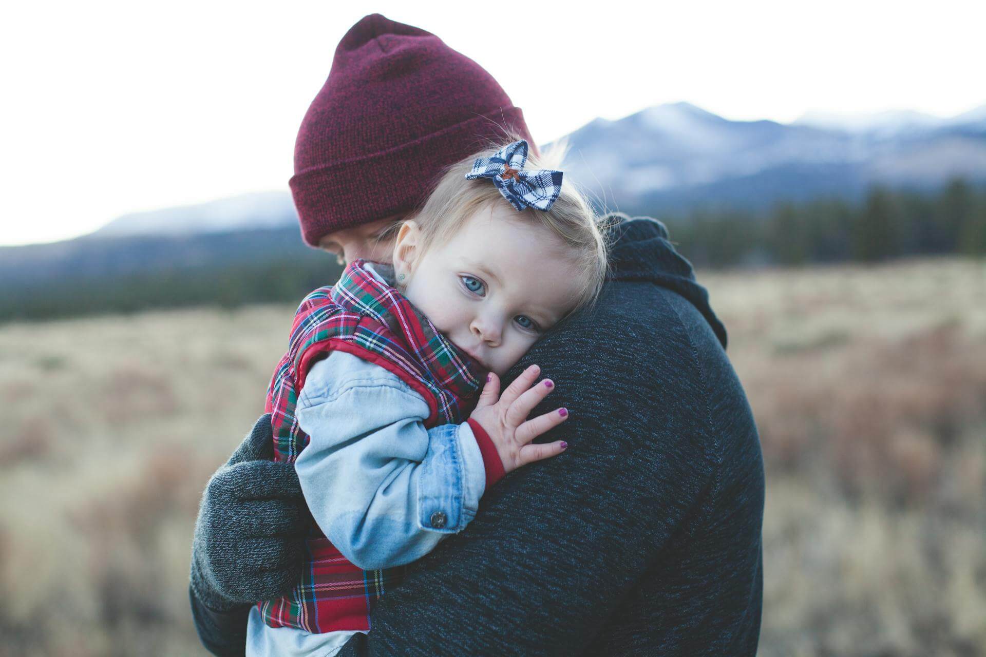 Padre con su hijo pequeño en brazos