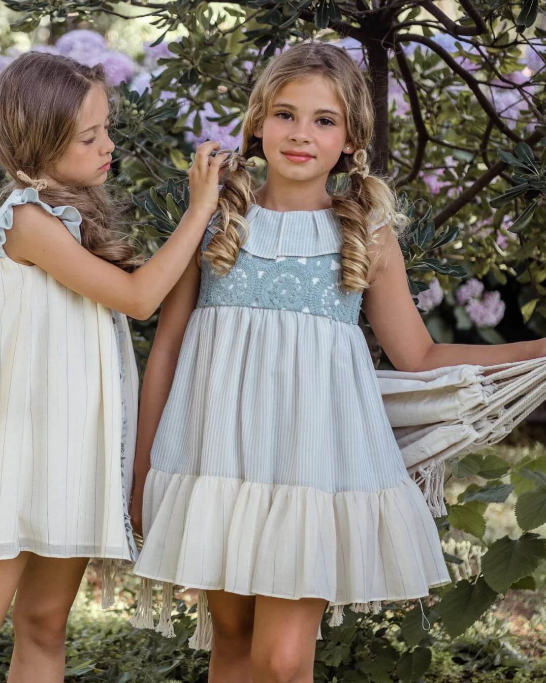 Niñas con vestidos de ceremonia