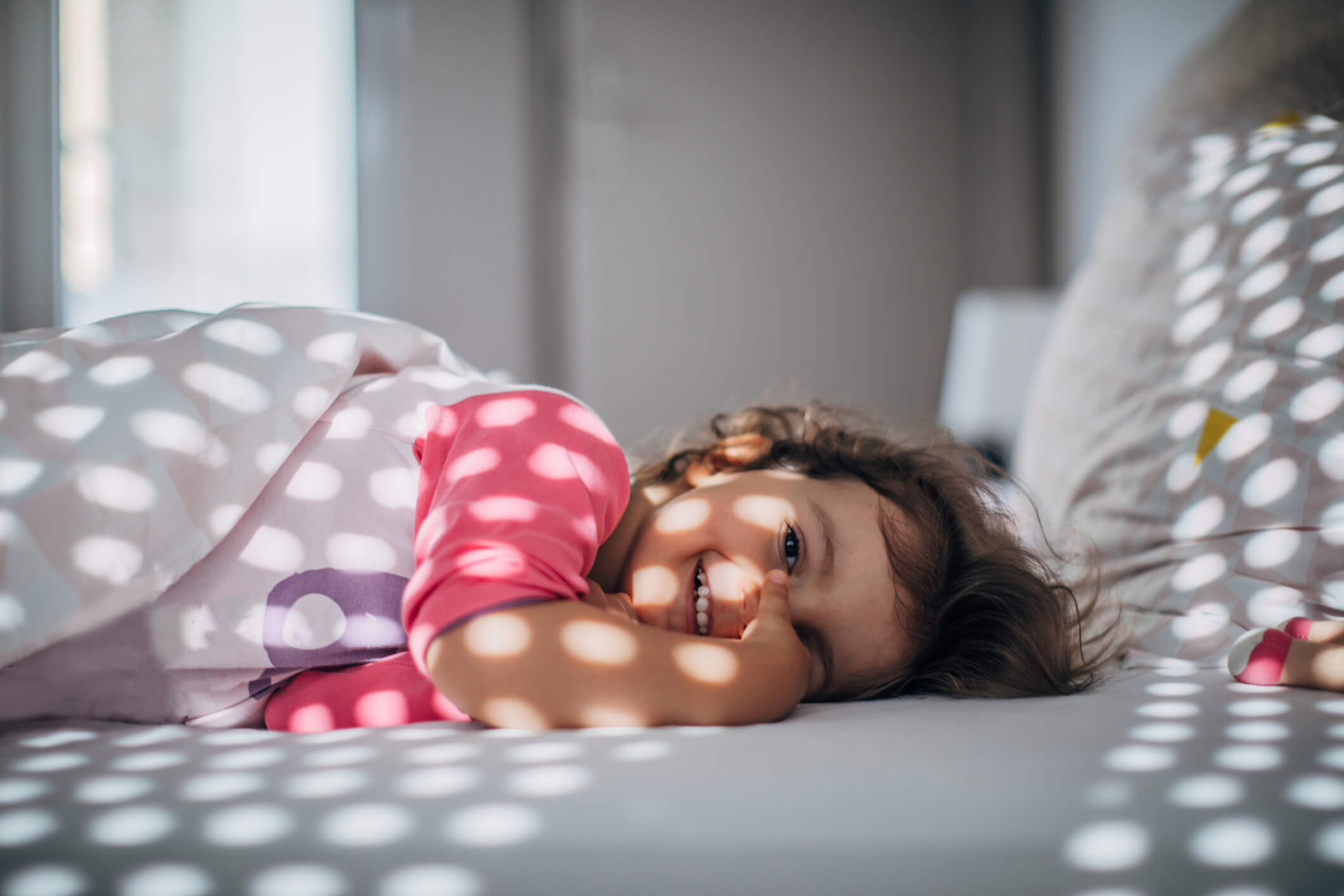 Niña en su cama