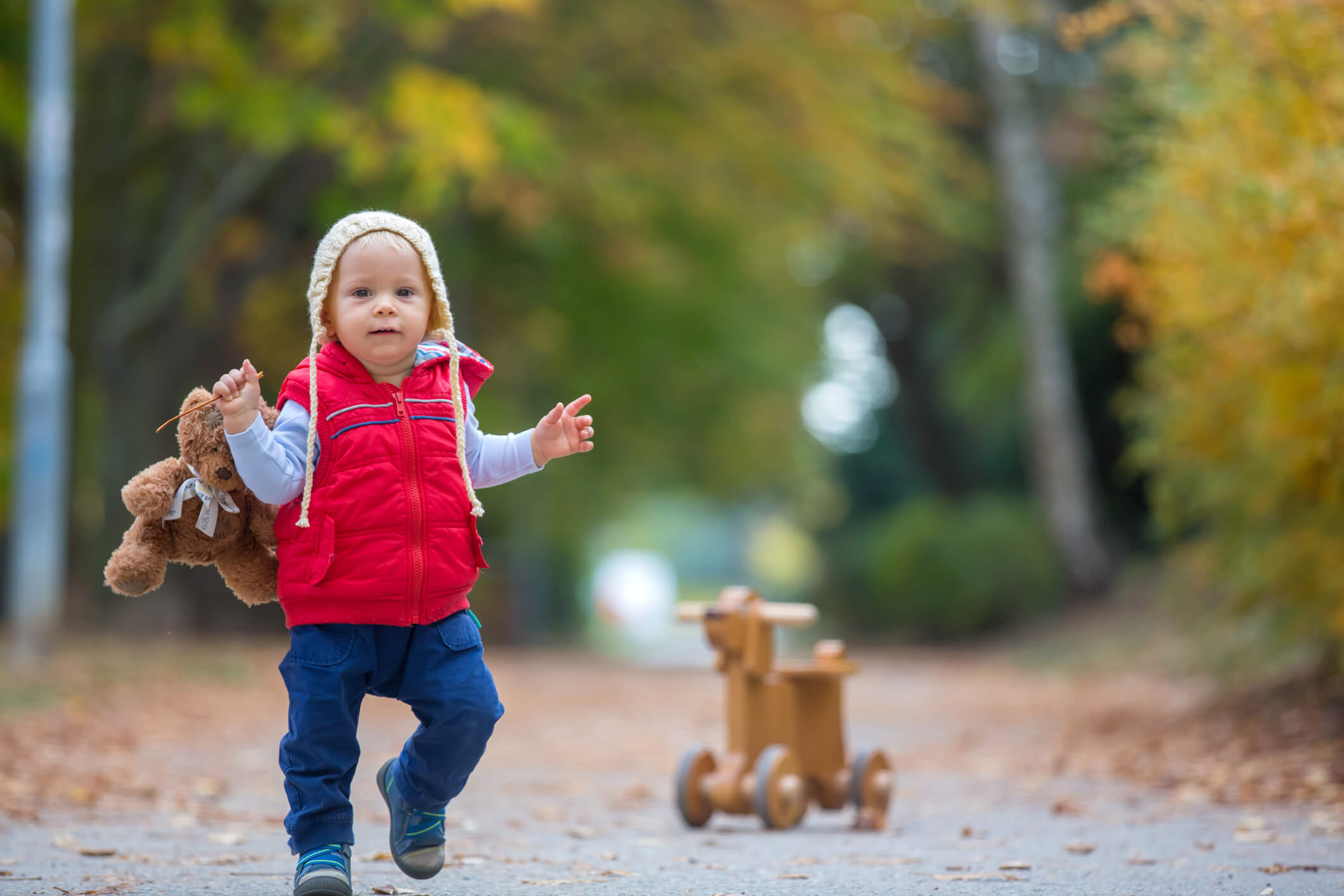 Niño pequeño caminando