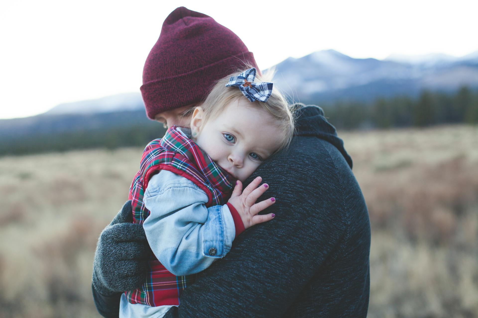 Padre sosteniendo a su hija