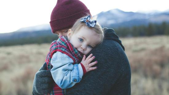 Padre sosteniendo a su hija