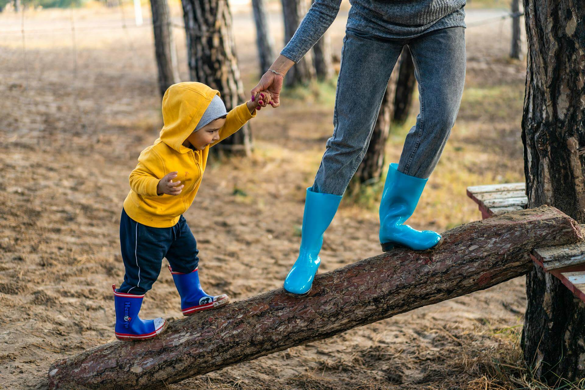 Madre ayudando a su hijo pequeño