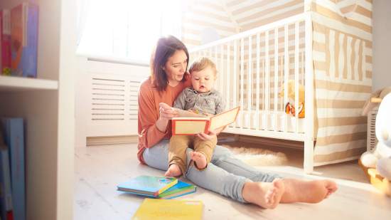Madre leyendo un cuento a su bebé