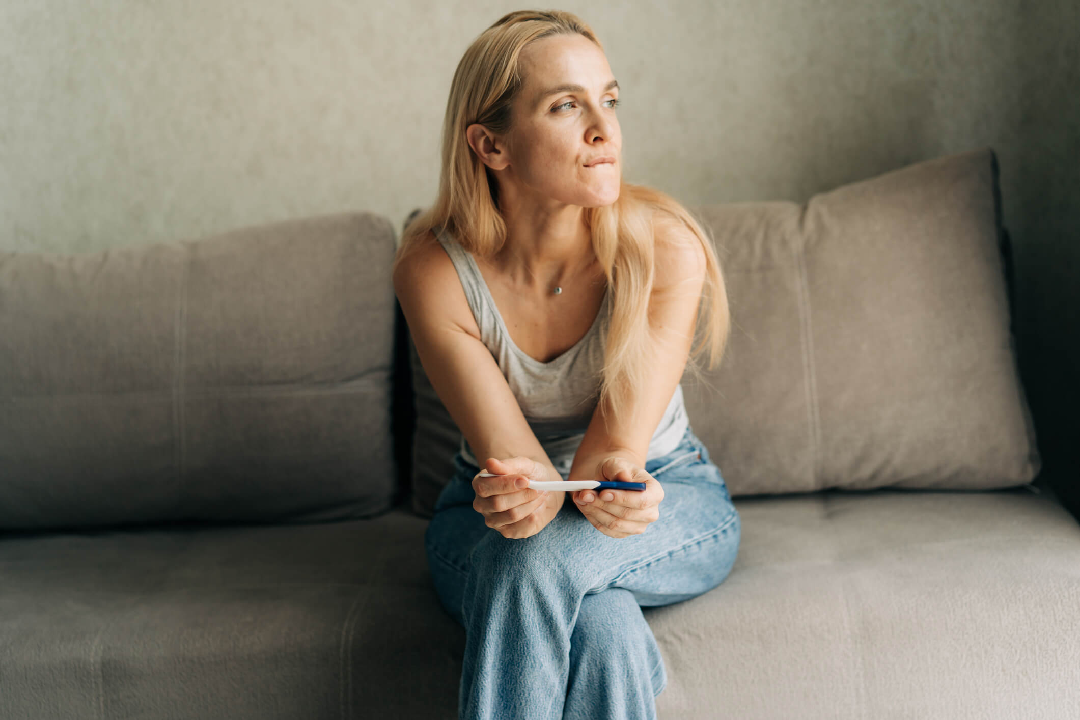 Mujer esperando el resultado de su test de embarazo