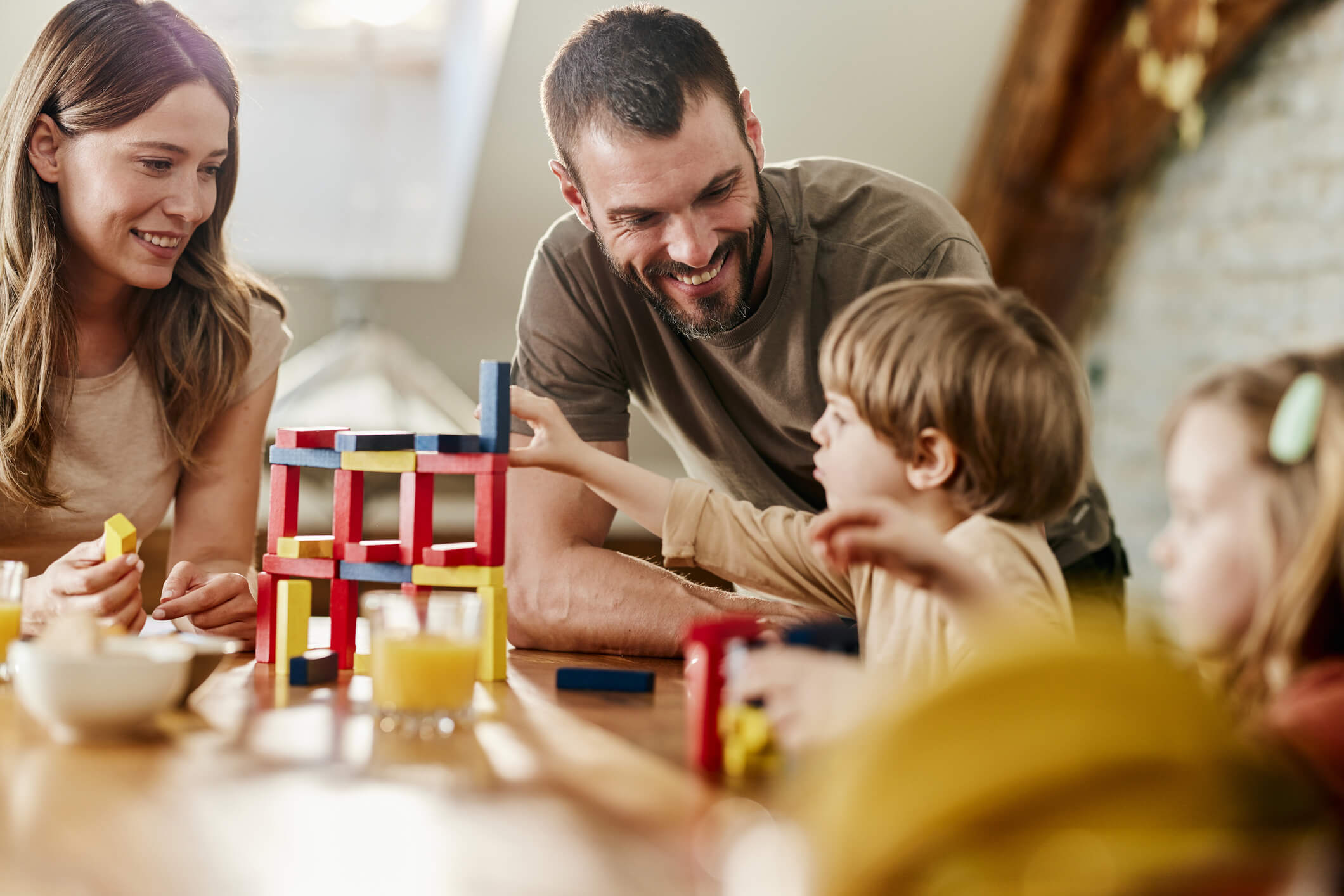 Familia jugando con piezas de construcción