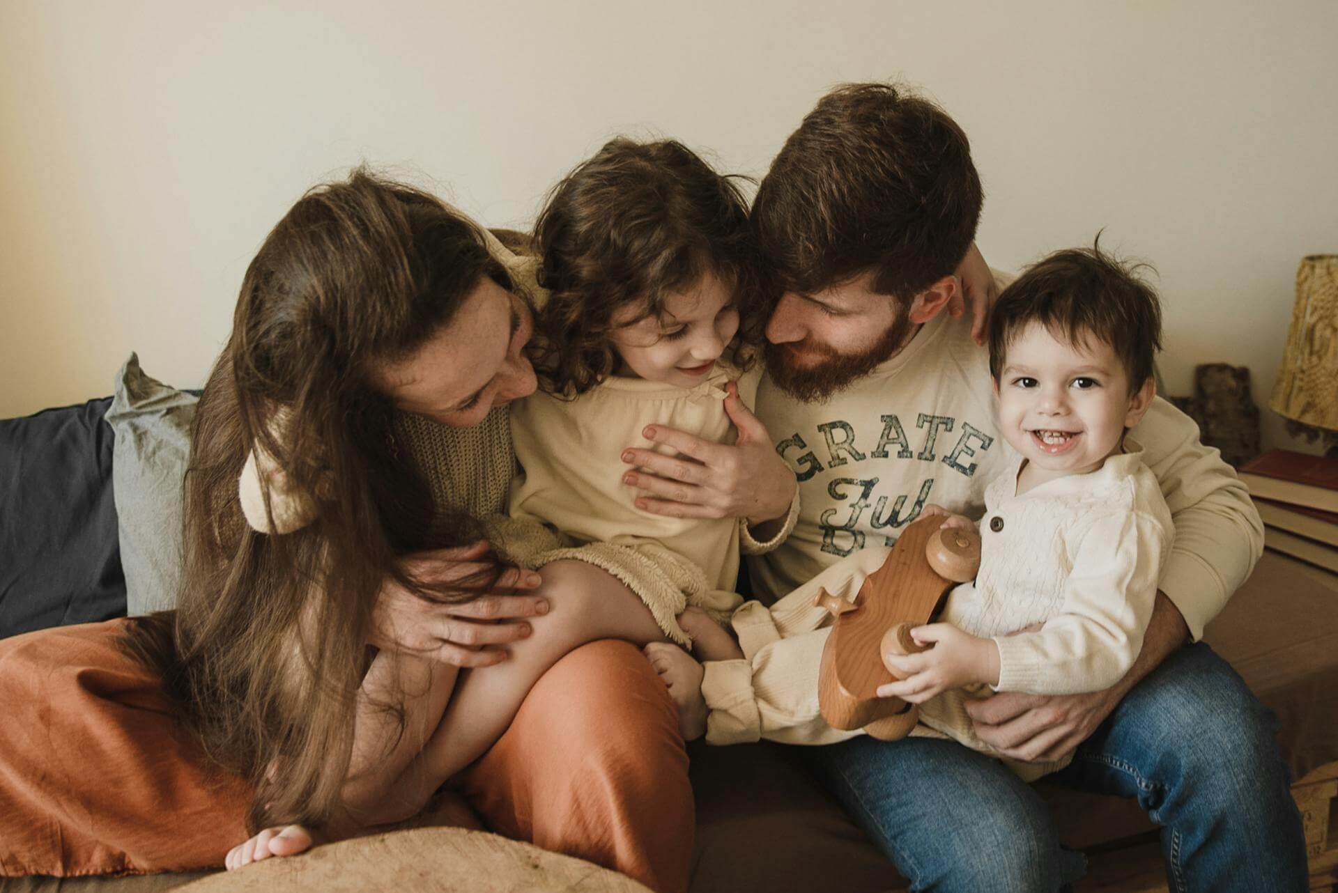 Pareja con sus hijos pequeños