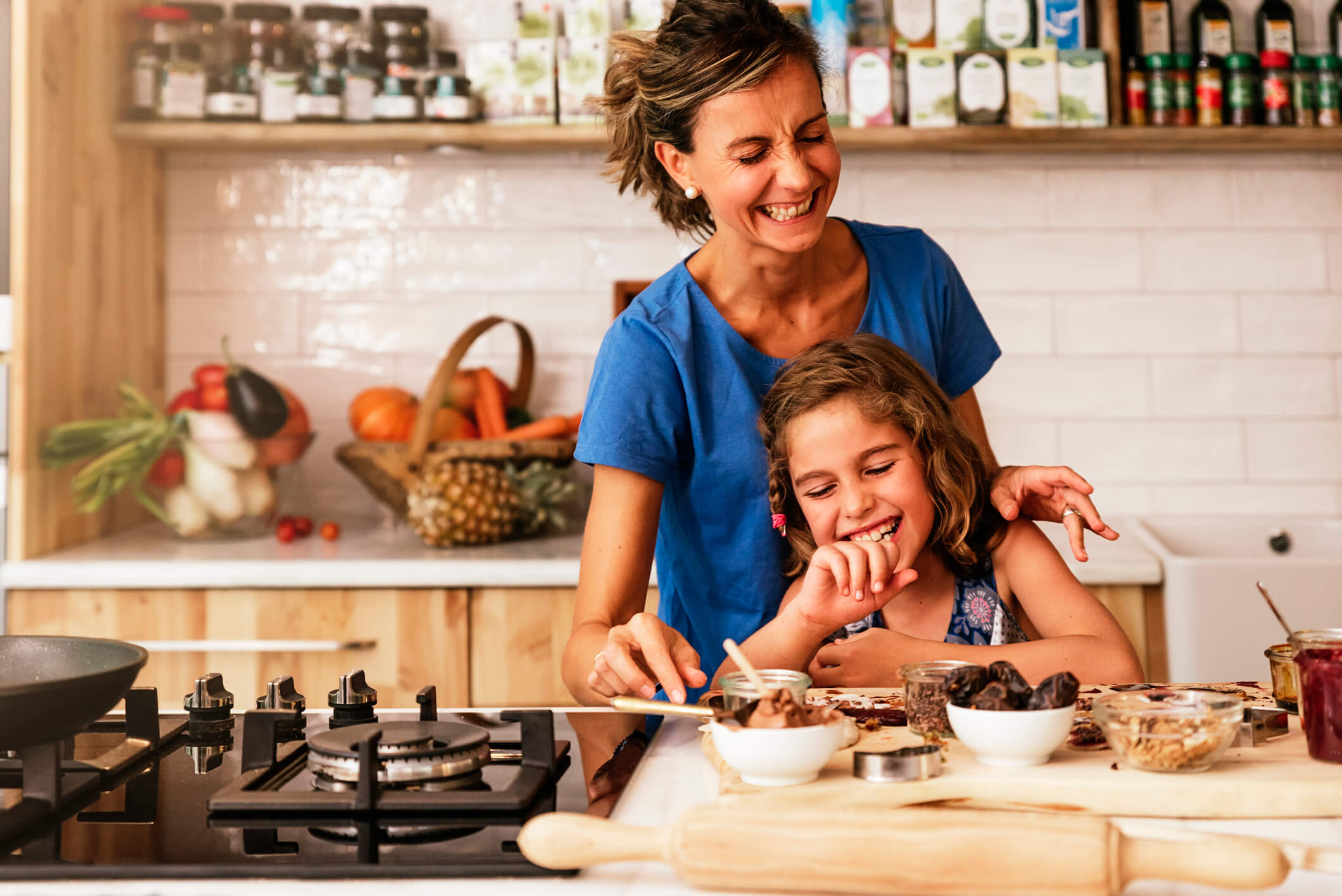 Madre e hija cocinando