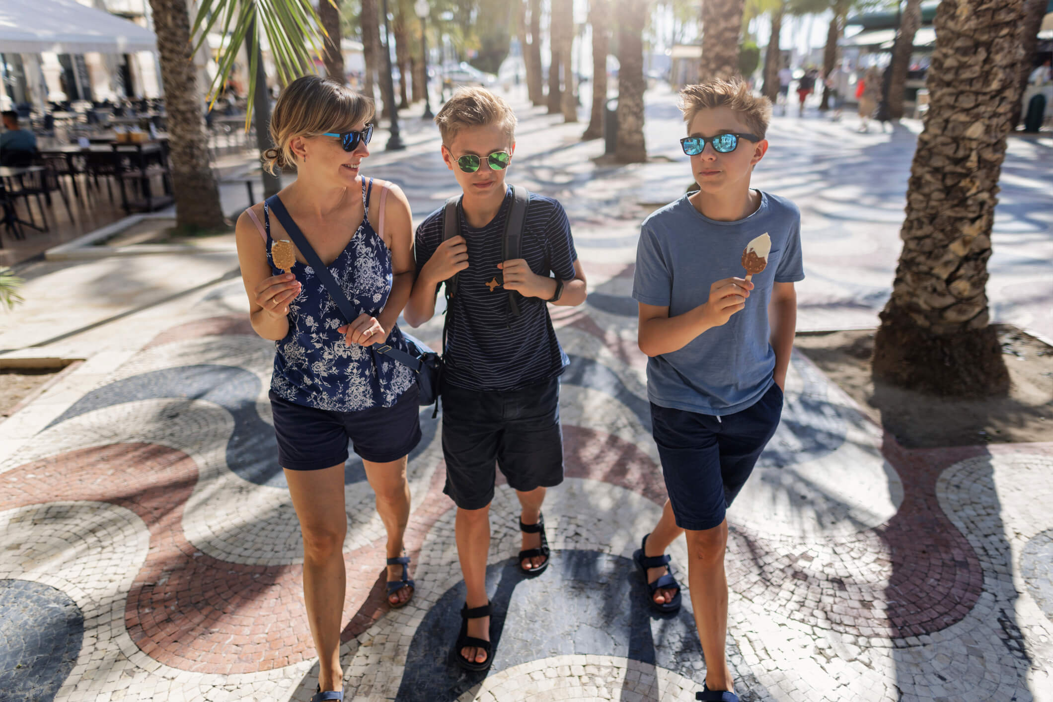 Madre con sus hijos paseando por Alicante