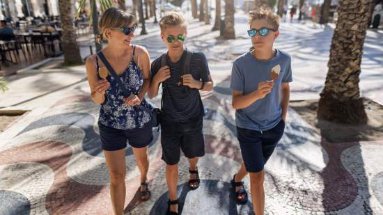 Madre con sus hijos paseando por Alicante